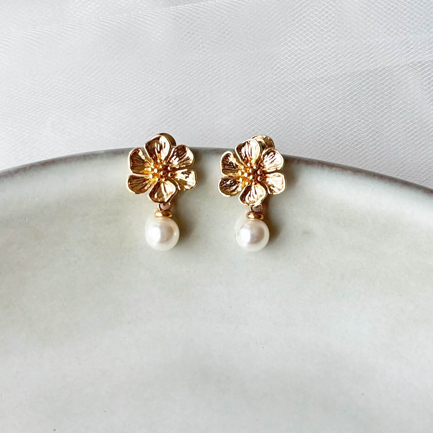 boucles d'oreilles mariage faits main fleur dorée et perle