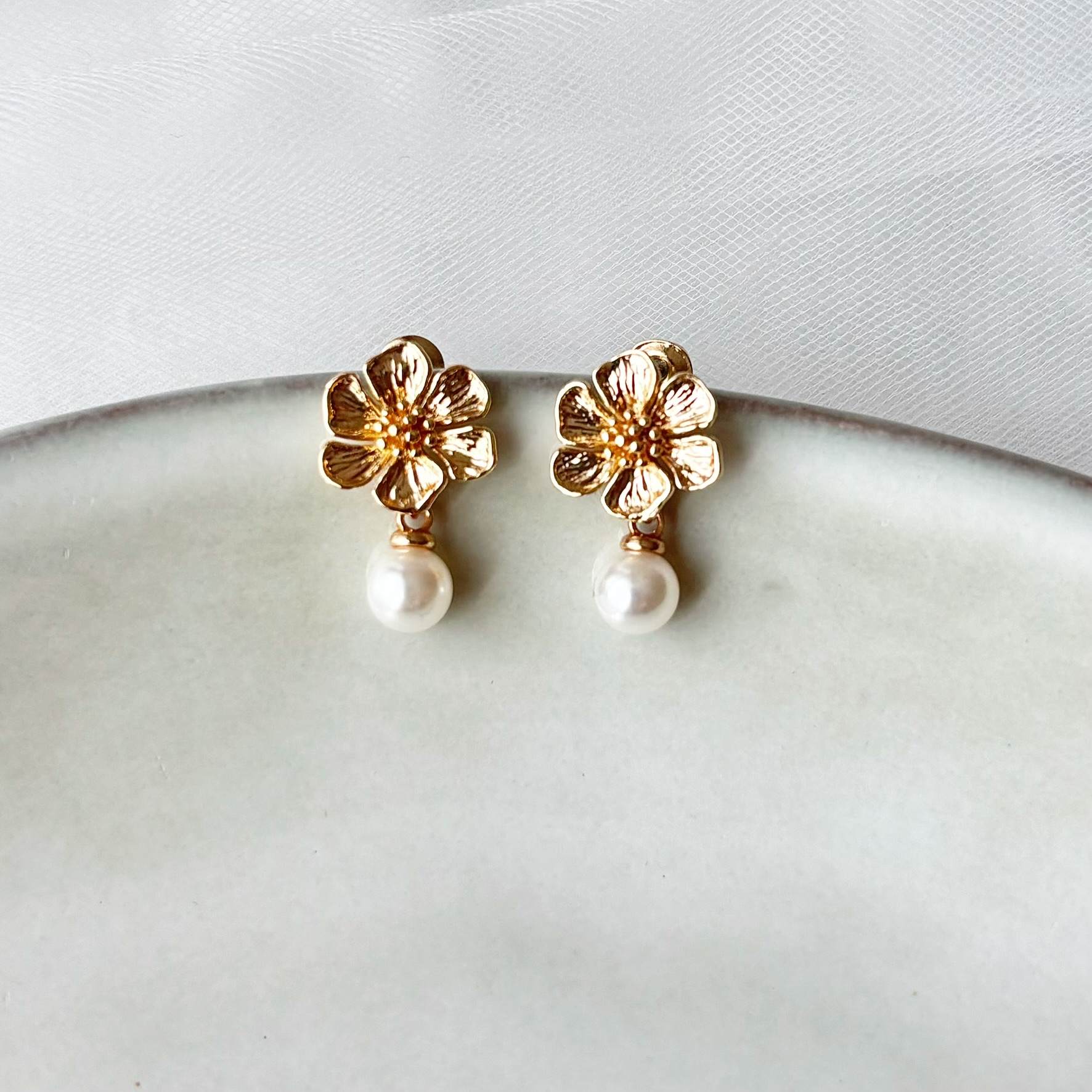 boucles d'oreilles mariage faits main fleur dorée et perle