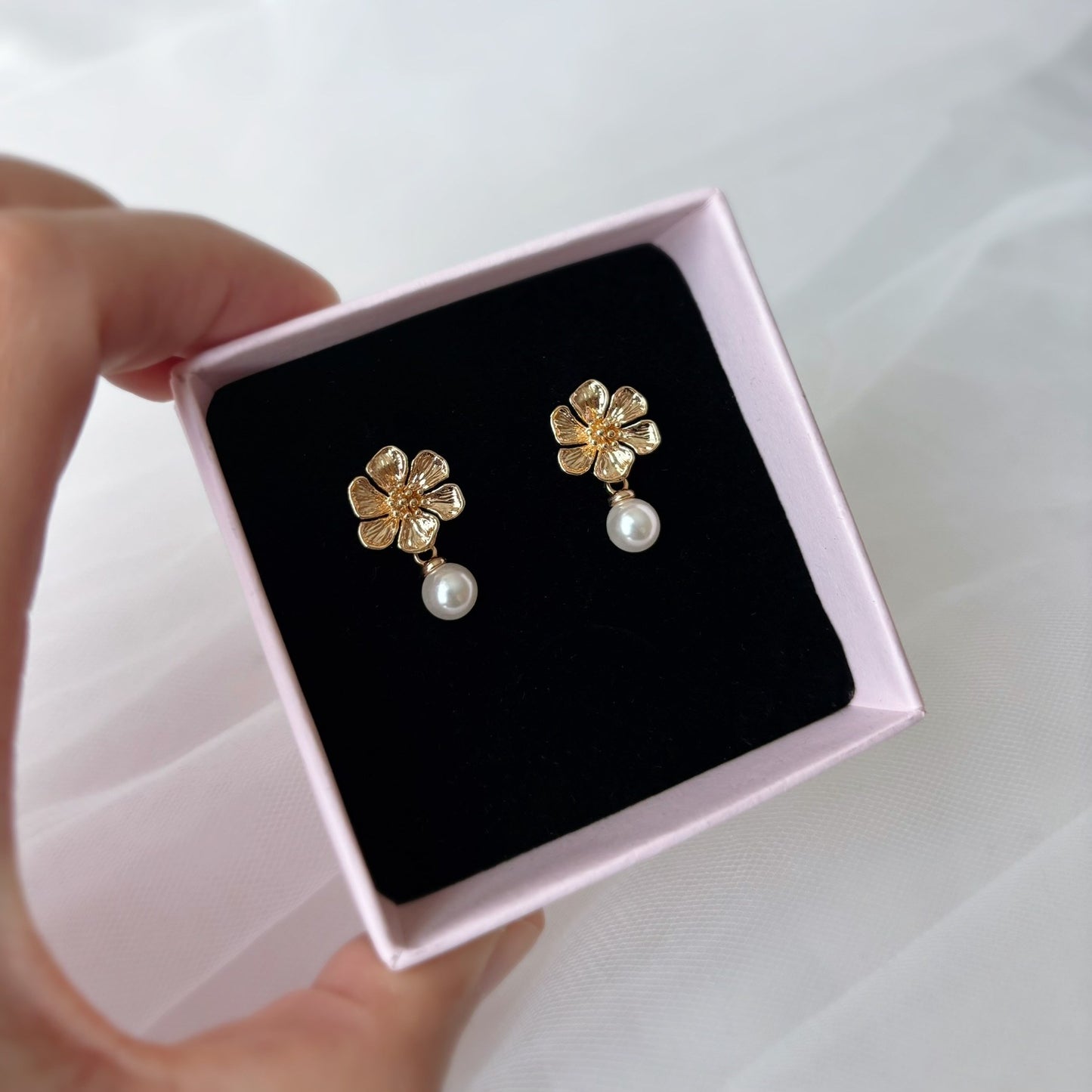 boucles d'oreilles mariage délicates fleur dorée et perle