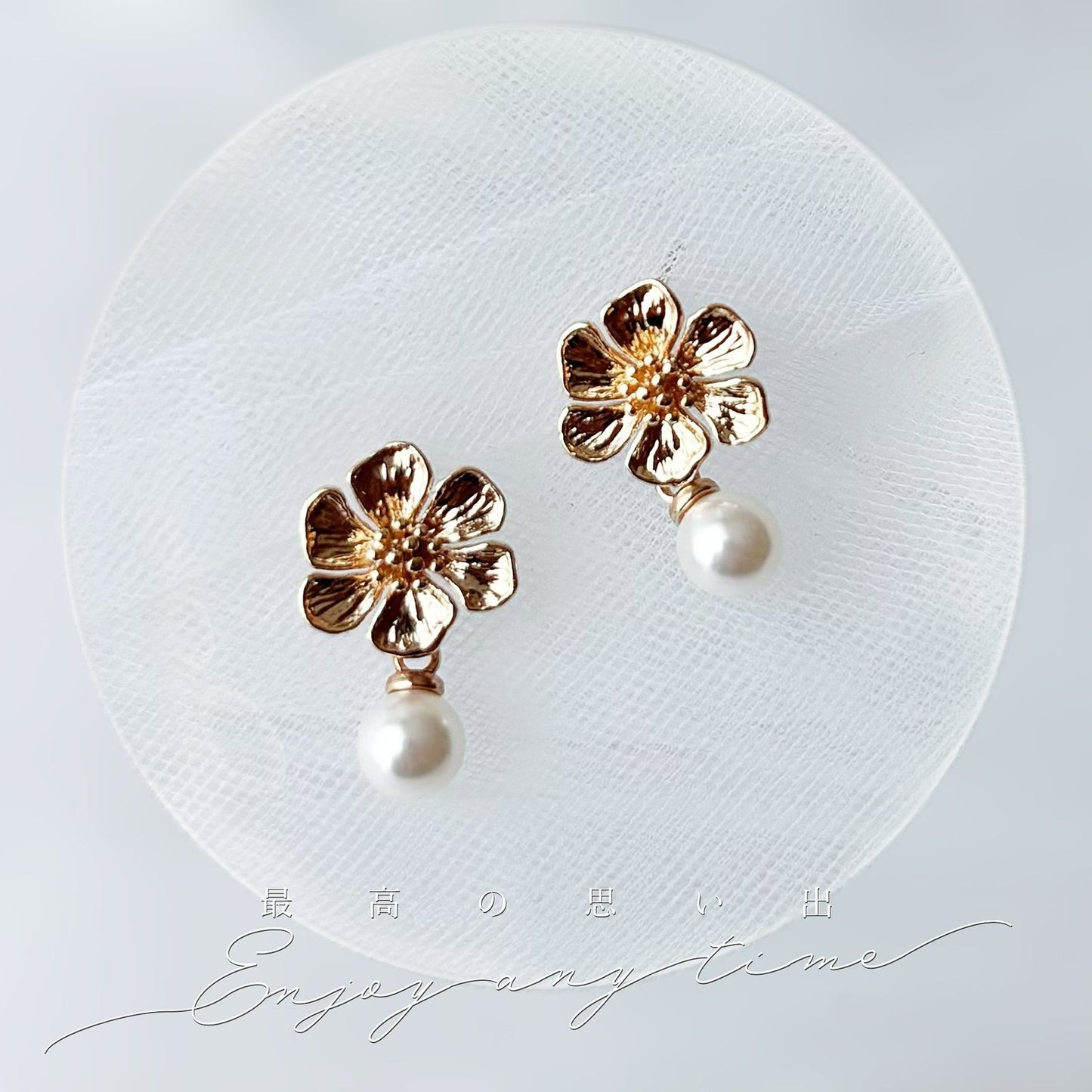 parure bijoux mariage chic avec boucles d'oreilles fleur dorée
