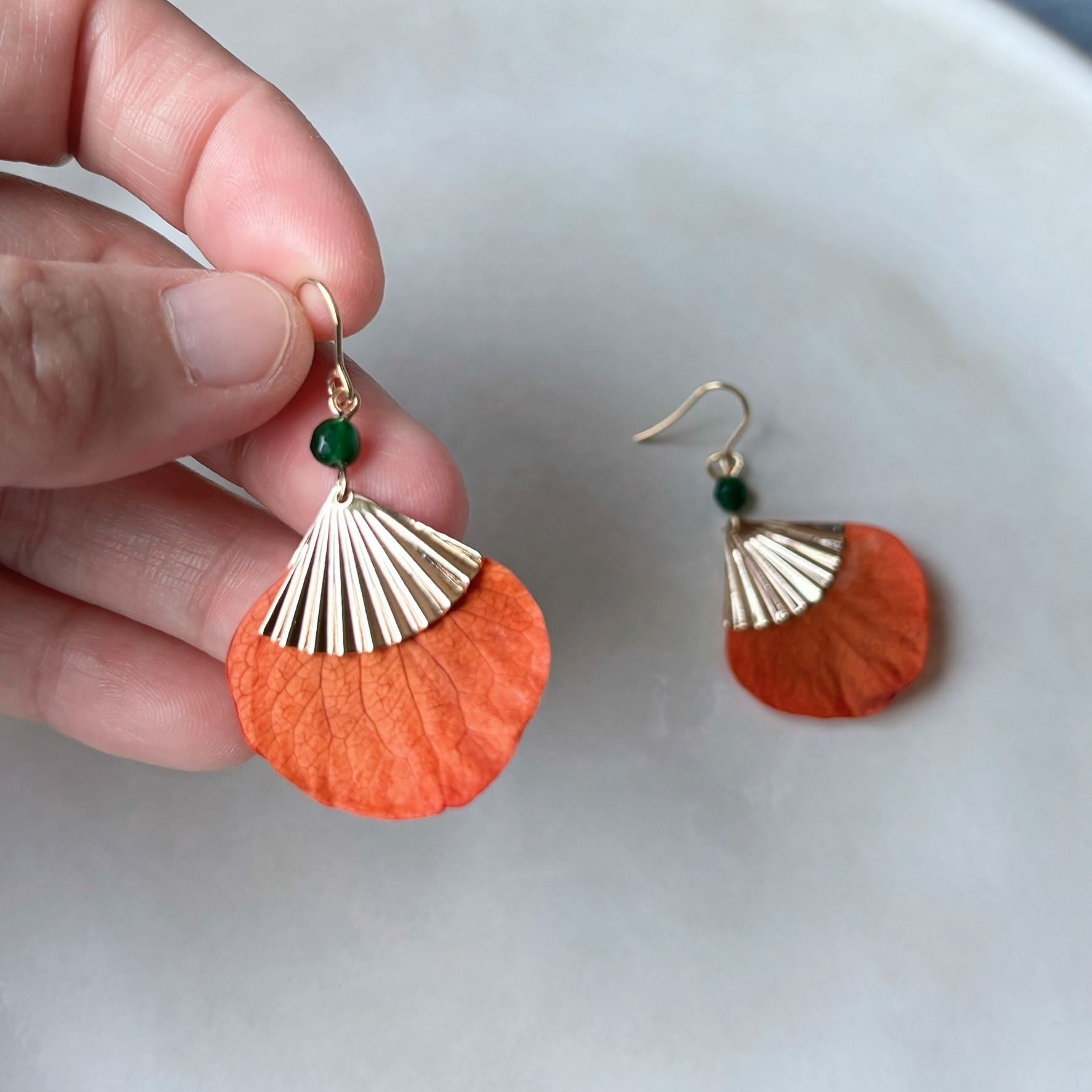 Boucles d’oreilles pour mariée faites main, fleurs stabilisées orange terracotta, bijou mariage artisanal