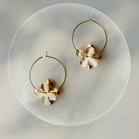 Boucles d'oreilles fleuries avec perles blanches, parfaites pour un mariage ou une fête.