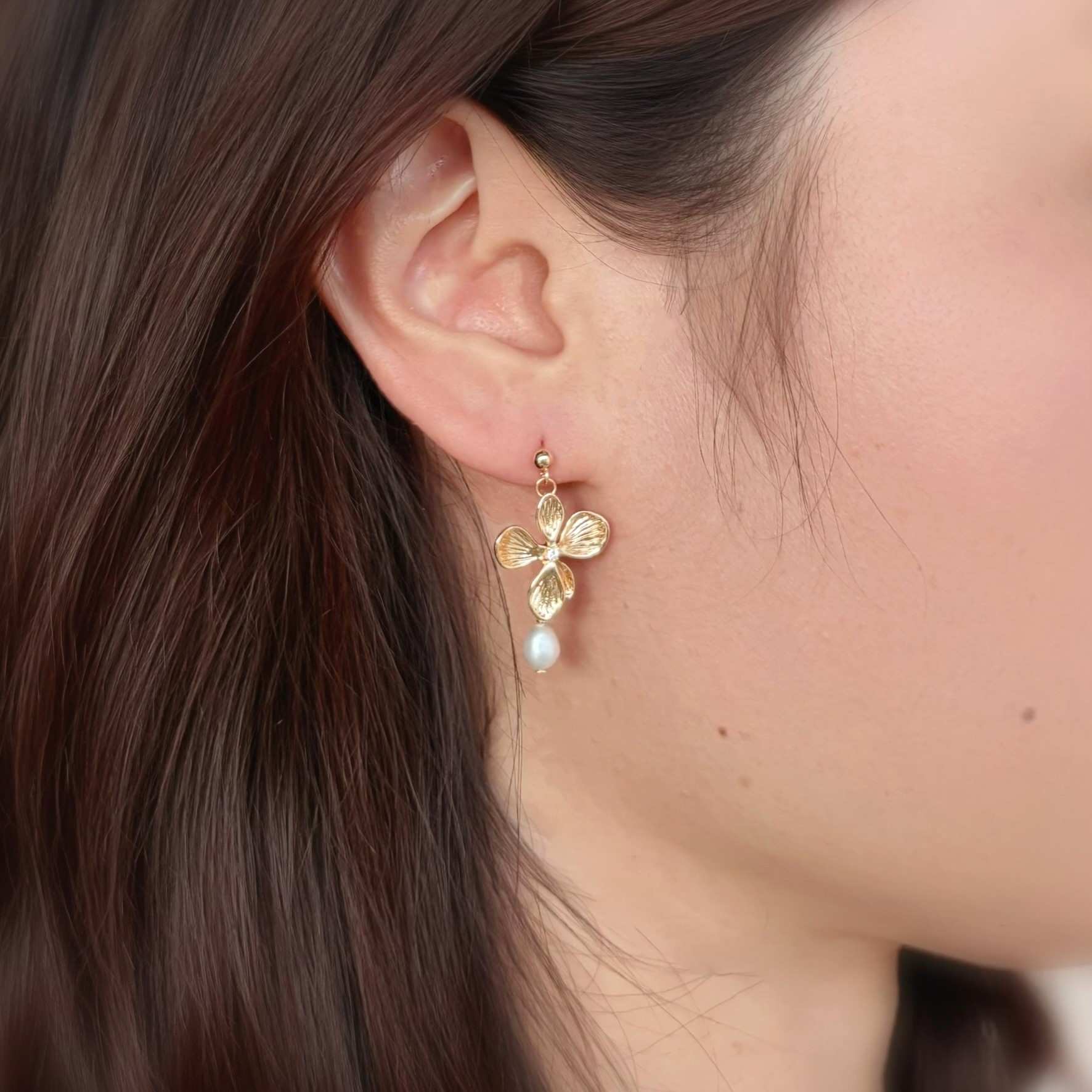 Boucles d’oreilles perle d’eau douce et fleur dorée, cadeau idéal à offrir ou à s’offrir.