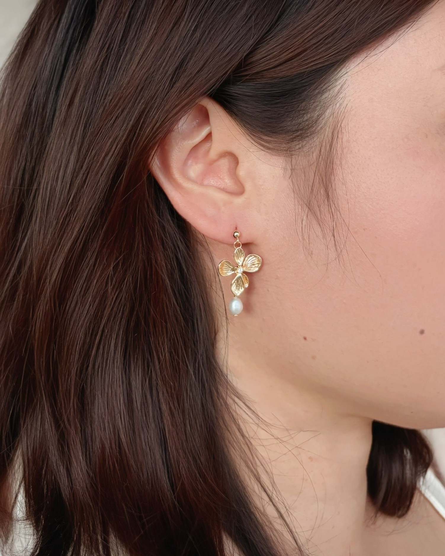 Boucles d’oreilles perle d’eau douce et fleur dorée, cadeau idéal à offrir ou à s’offrir.