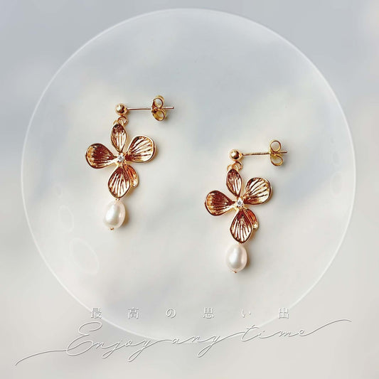 Bijoux artisanaux Hana & Alice, associant éclat doré et douceur des perles d’eau douce.