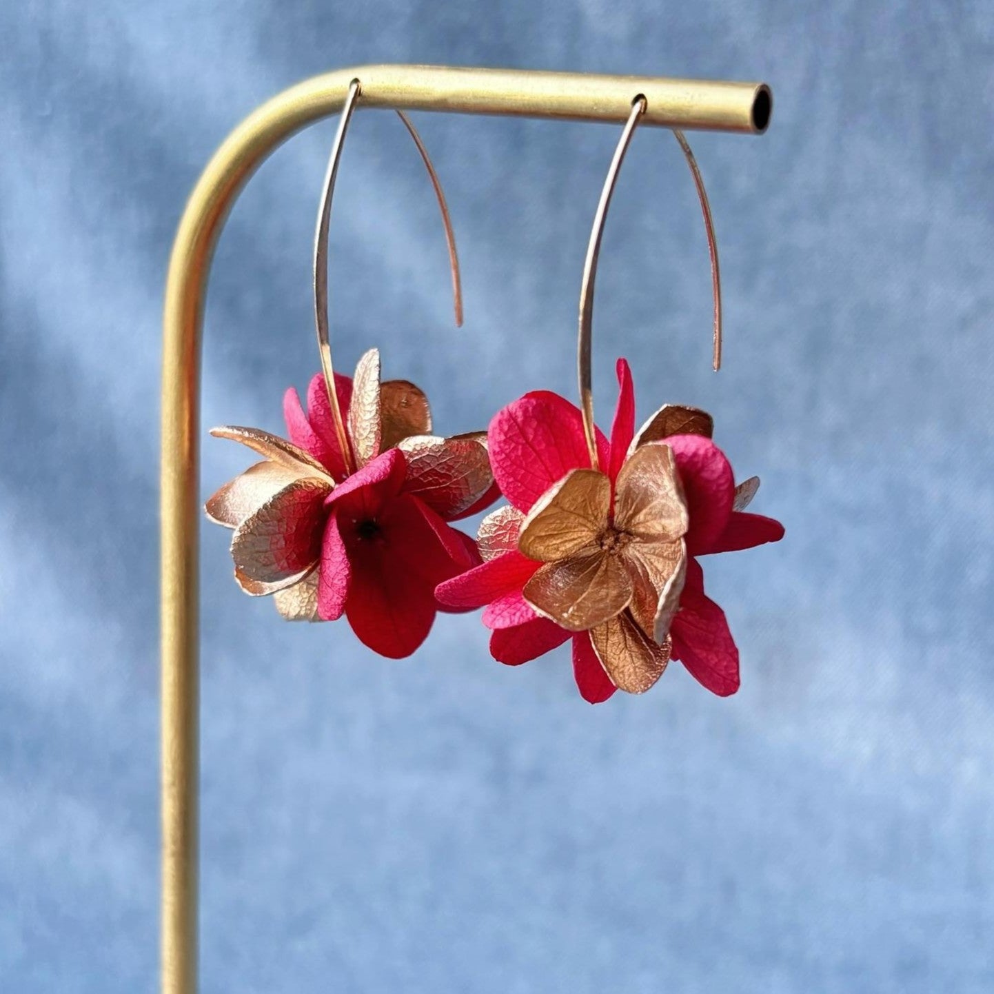 Boucles d’oreilles pendantes en fleurs d’hortensia rouges et dorées, Hana&Alice