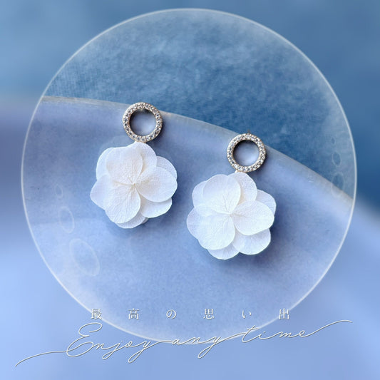 Boucles d’oreilles pour mairée en fleurs stabilisées blanches faites main création artisanale Hana&Alice