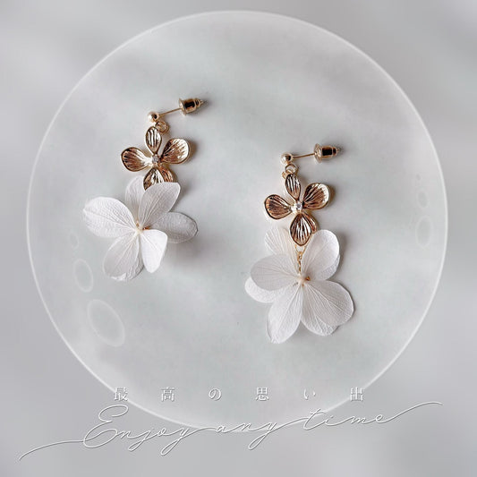 Boucles d’oreilles mariage sans perle fleurs stabilisées blanches