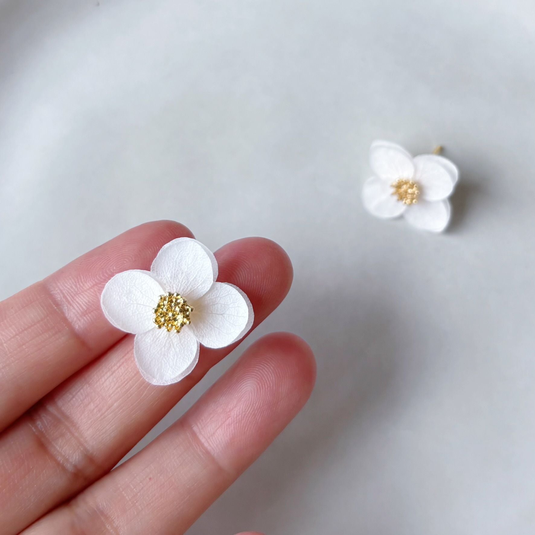 Boucles d’oreilles mariage élégantes, création artisanale en fleurs stabilisées