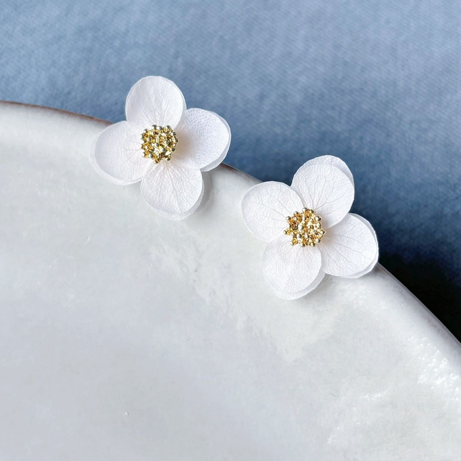 Bijoux mariage délicats, boucles d’oreilles fleurs stabilisées pour mariée