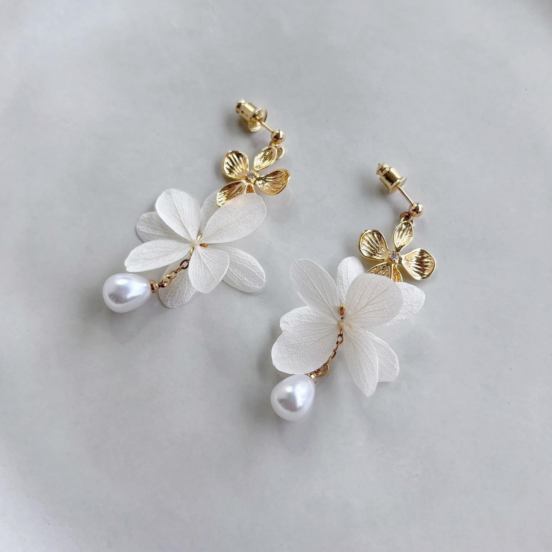 Accessoires de mariée en fleurs naturelles stabilisées, parfaits pour un look élégant et poétique.
