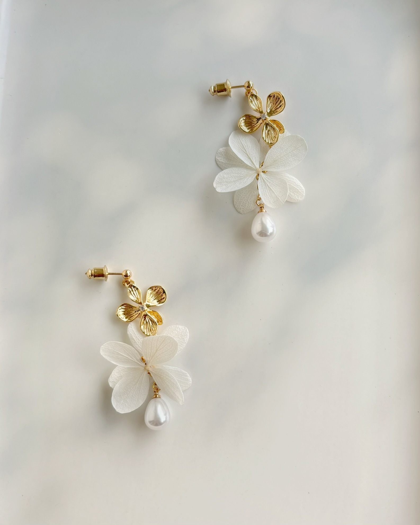 Accessoire de mariage en fleurs stabilisées fait main : boucles d’oreilles avec perles et strass.
