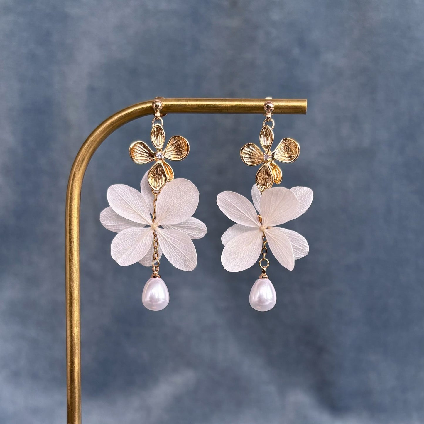 Parure de bijoux mariage avec boucles d’oreilles pendantes fleuries, style bohème et raffiné.