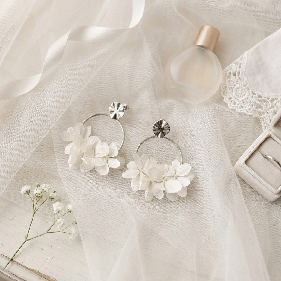Boucles d’oreilles créoles pour mariage en fleurs blanches stabilisées, faits main par Hana&Alice