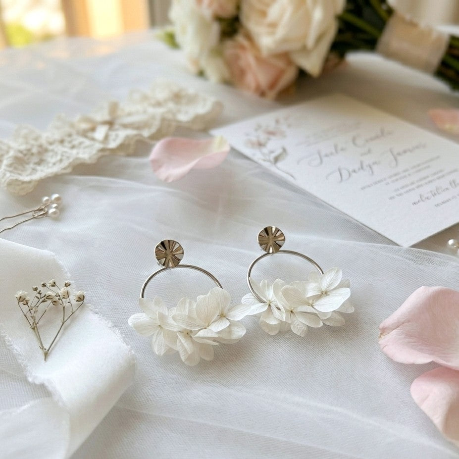 Boucles d’oreilles créoles pour mariée en fleurs d'hortensias stabilisées blanches et créoles dorées ou argentées. Accessoire élégant et poétique pour mariée. 