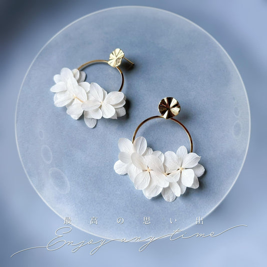 Bijoux mariage fleurs blanches – boucles d’oreilles créoles hortensias stabilisés