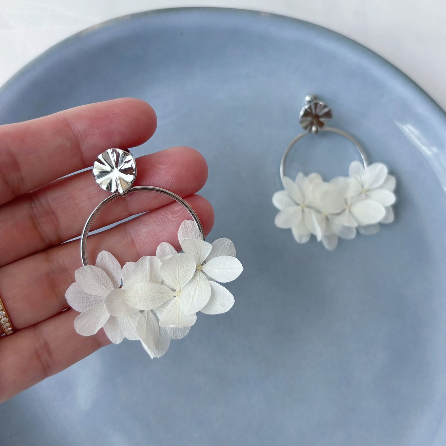 Boucles d’oreilles créoles pour mariée en fleurs d'hortensias stabilisées blanches et créoles dorées ou argentées. Accessoire élégant et poétique pour mariée. 