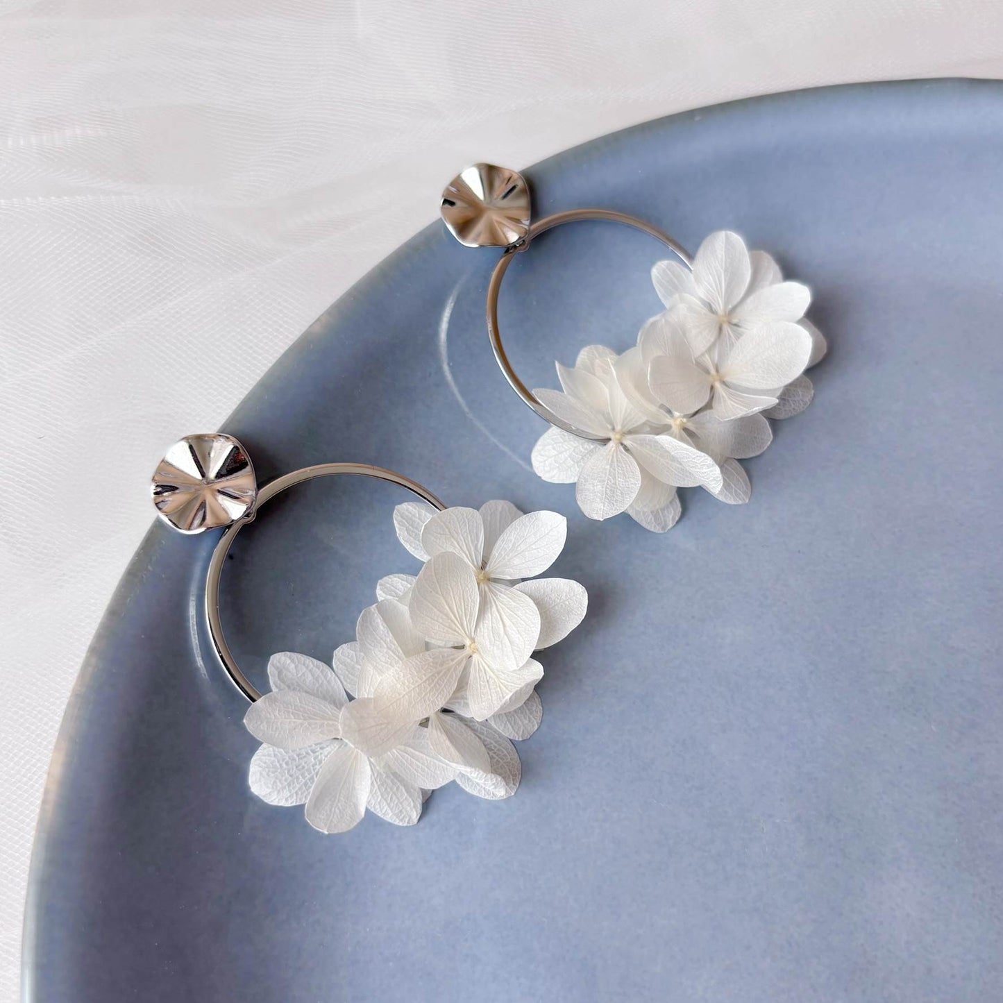 NAÏDA - Boucles d’oreilles mariage créoles avec fleur d'hortensias stabilisé blanc crème Bijoux mariage romantique bohème chic