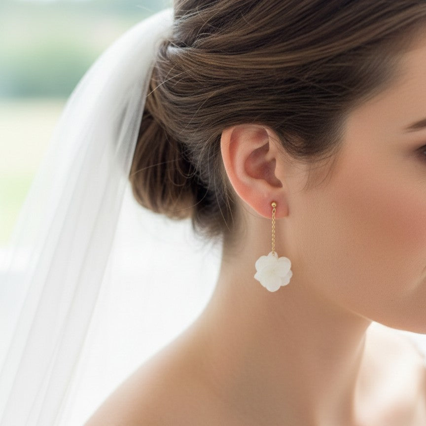 Bijoux floraux raffinés avec pétales d’hortensias et perles dorées, signés Hana&Alice.