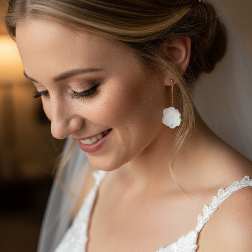 Bijoux faits main en hortensias stabilisés, un choix idéal pour sublimer une tenue de cérémonie.