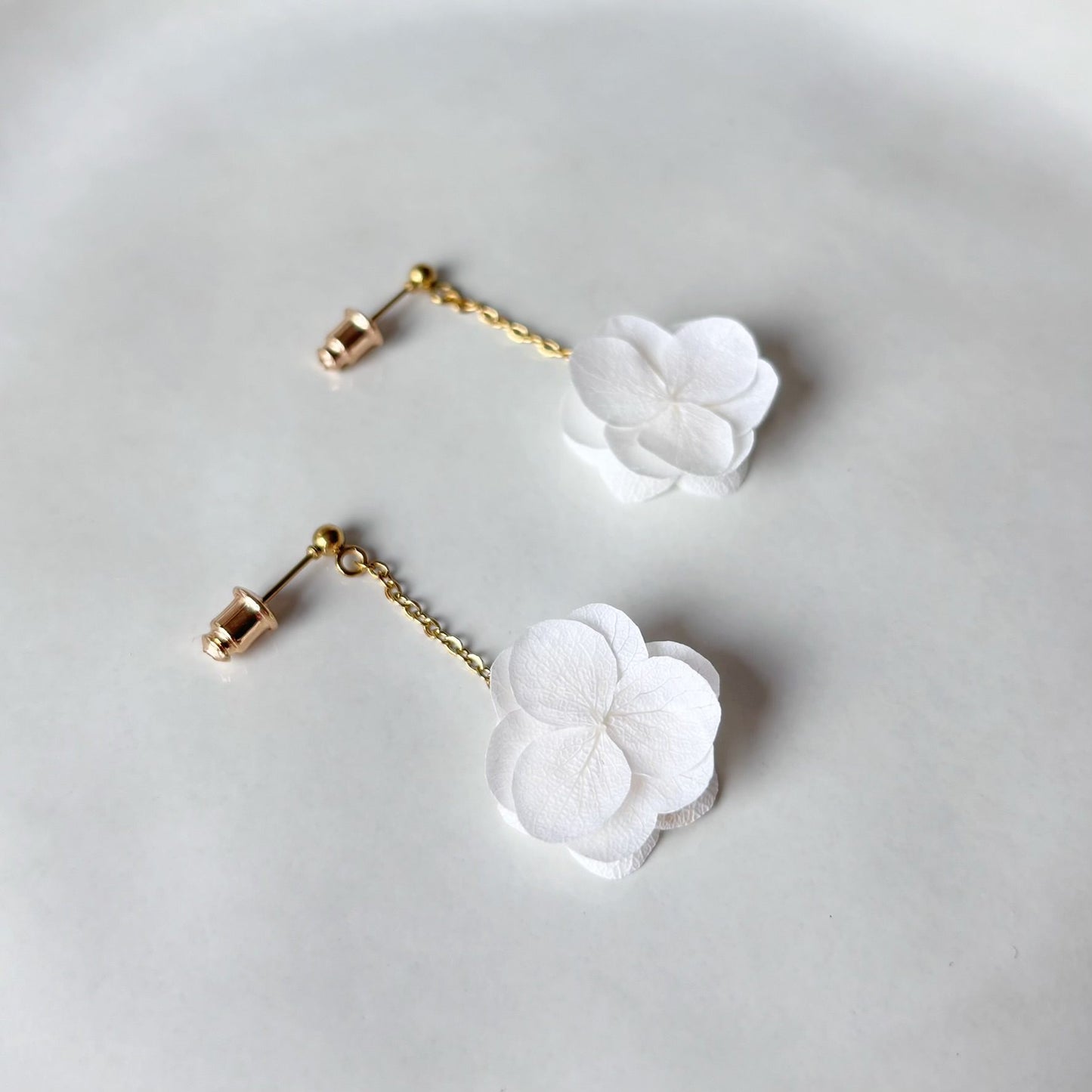 Boucles d'oreilles mariage Hana&Alice, mariant élégance et délicatesse naturelle.