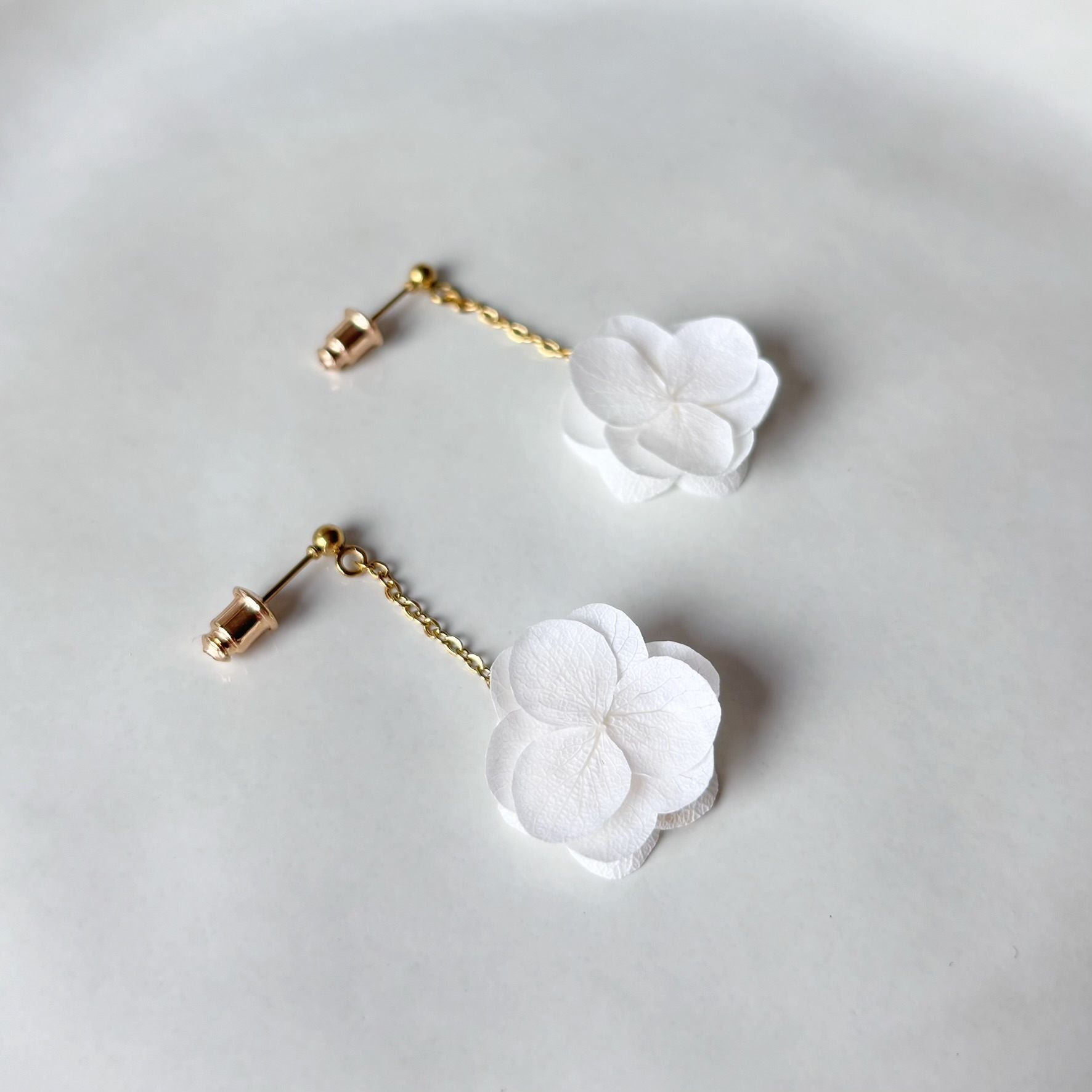 Boucles d'oreilles mariage Hana&Alice, mariant élégance et délicatesse naturelle.