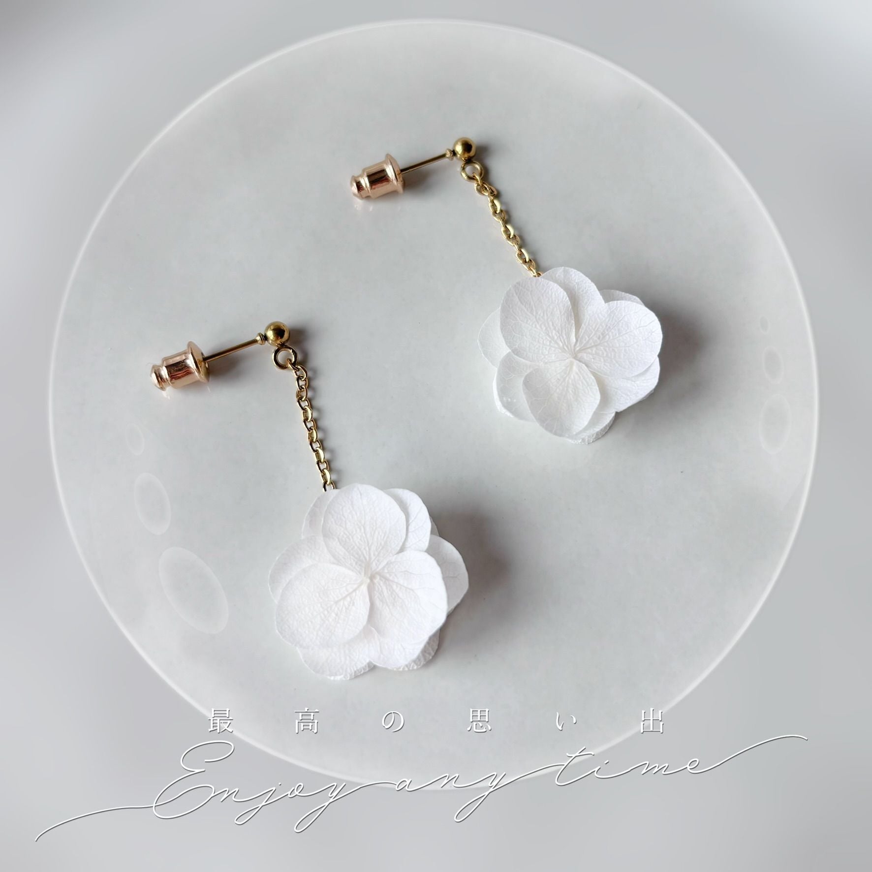 Boucles d'oreilles pendantes en hortensias stabilisés blanc crème, parfaites pour un mariage élégant ou une grande occasion.
