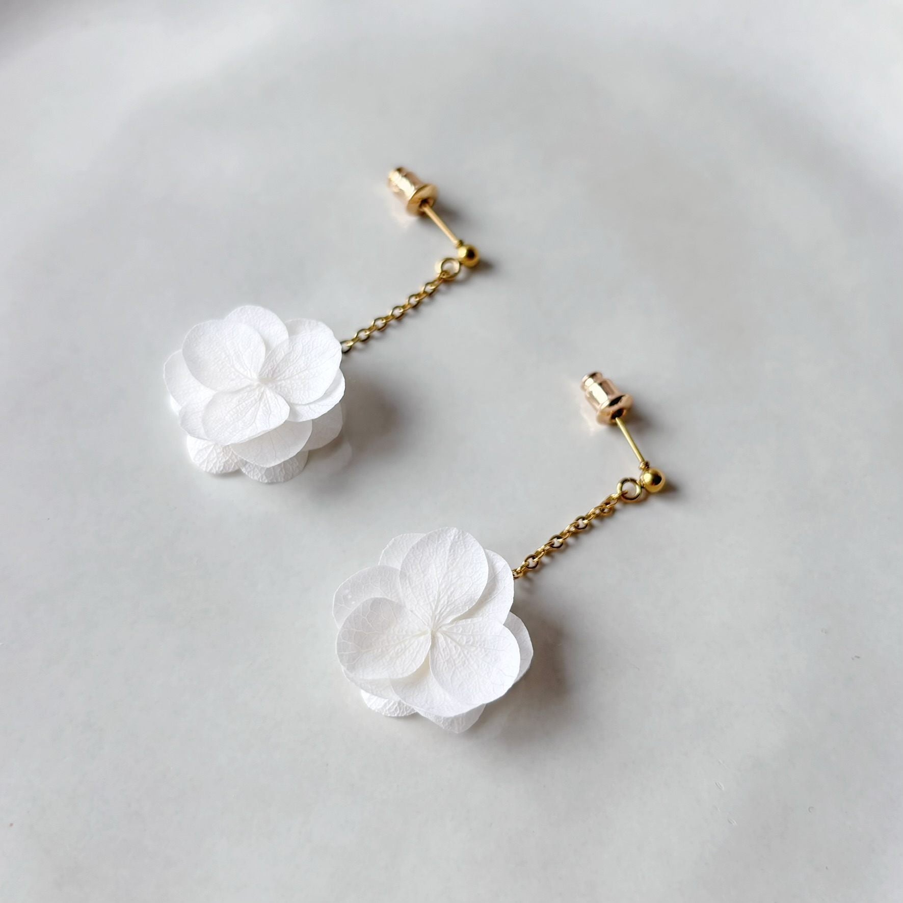 Élégantes boucles d'oreilles en fleurs naturelles stabilisées pour mariées et demoiselles d'honneur.