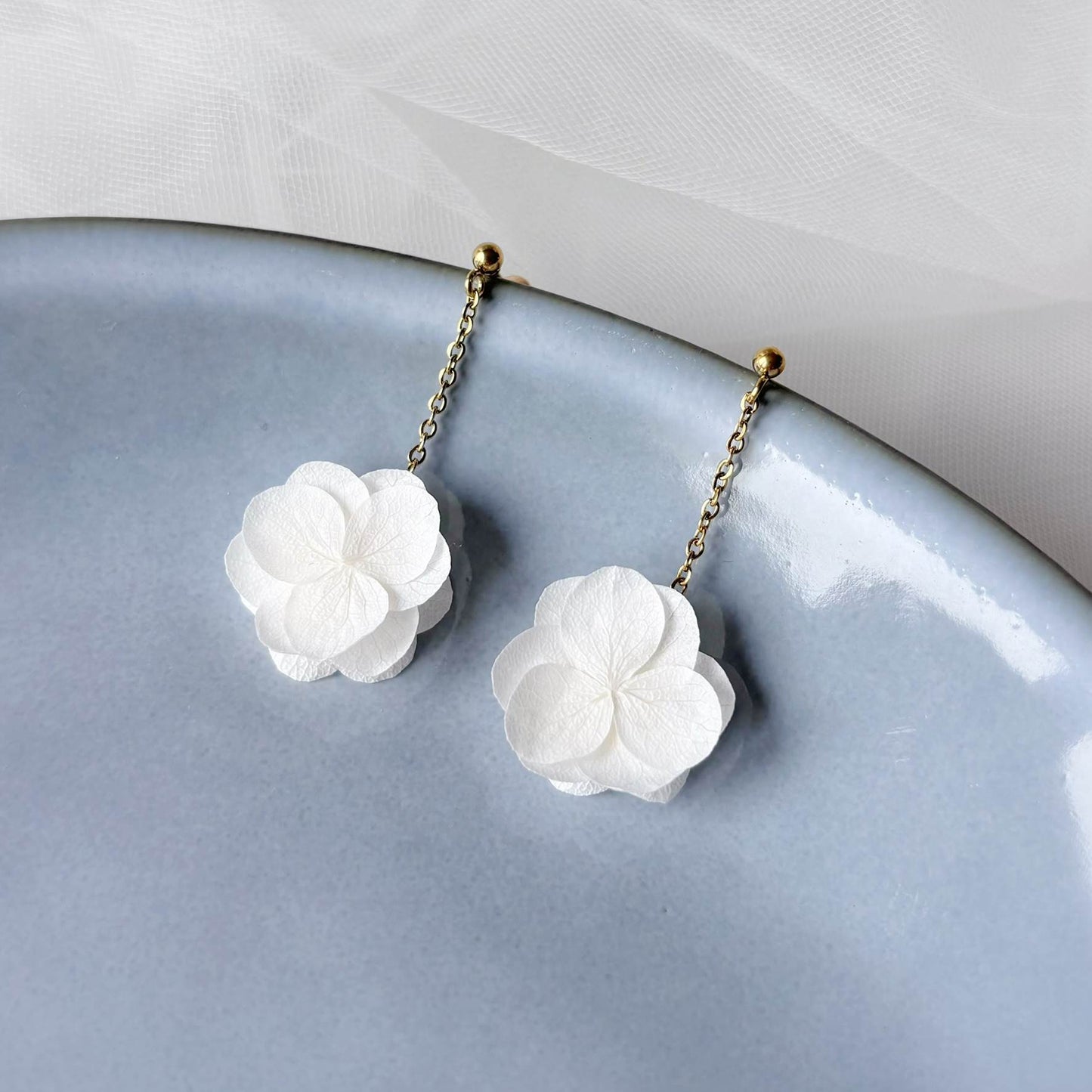 Boucles d'oreilles florales et chic en fleurs naturelles stabilisées pour mariées et demoiselles d'honneur.