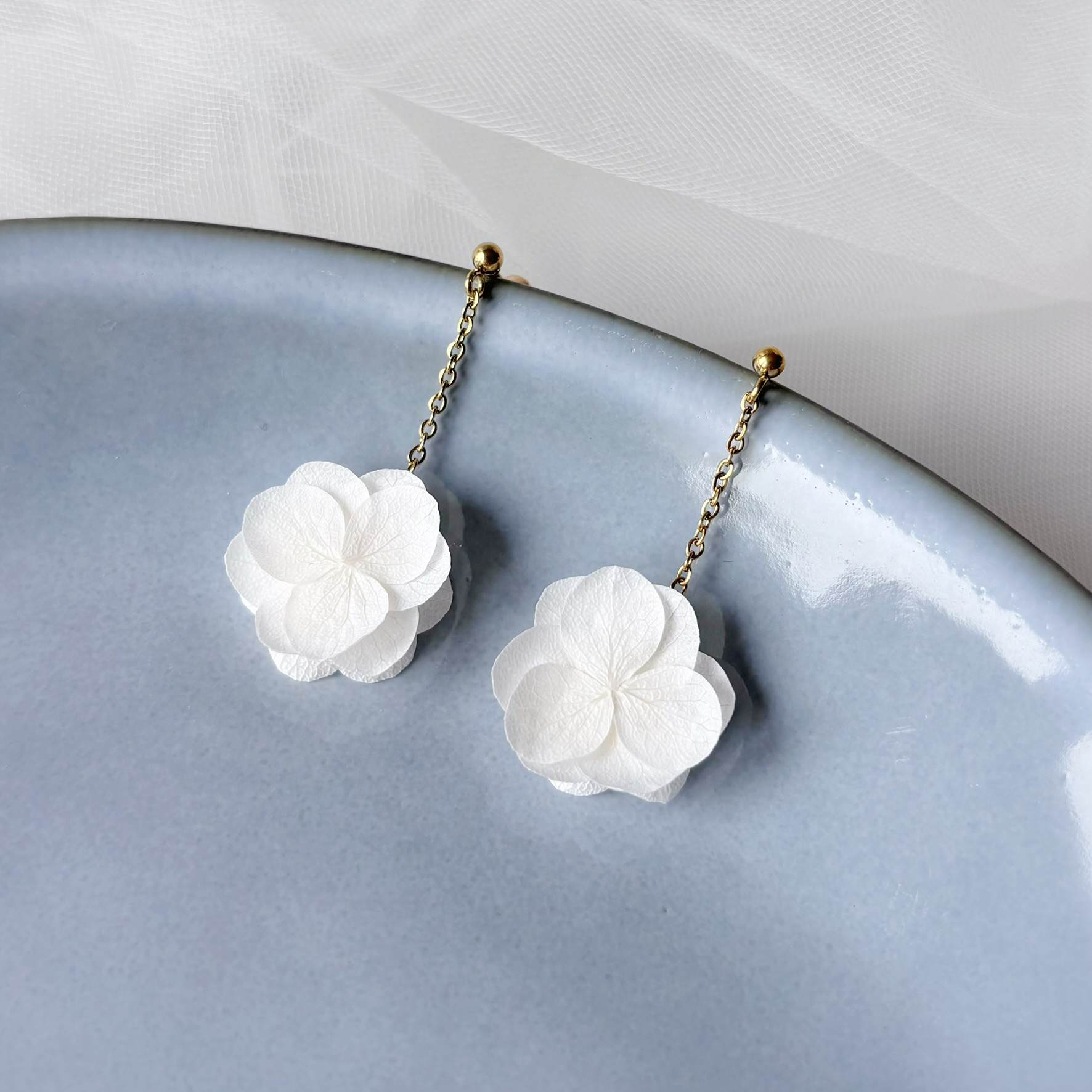 Boucles d'oreilles florales et chic en fleurs naturelles stabilisées pour mariées et demoiselles d'honneur.