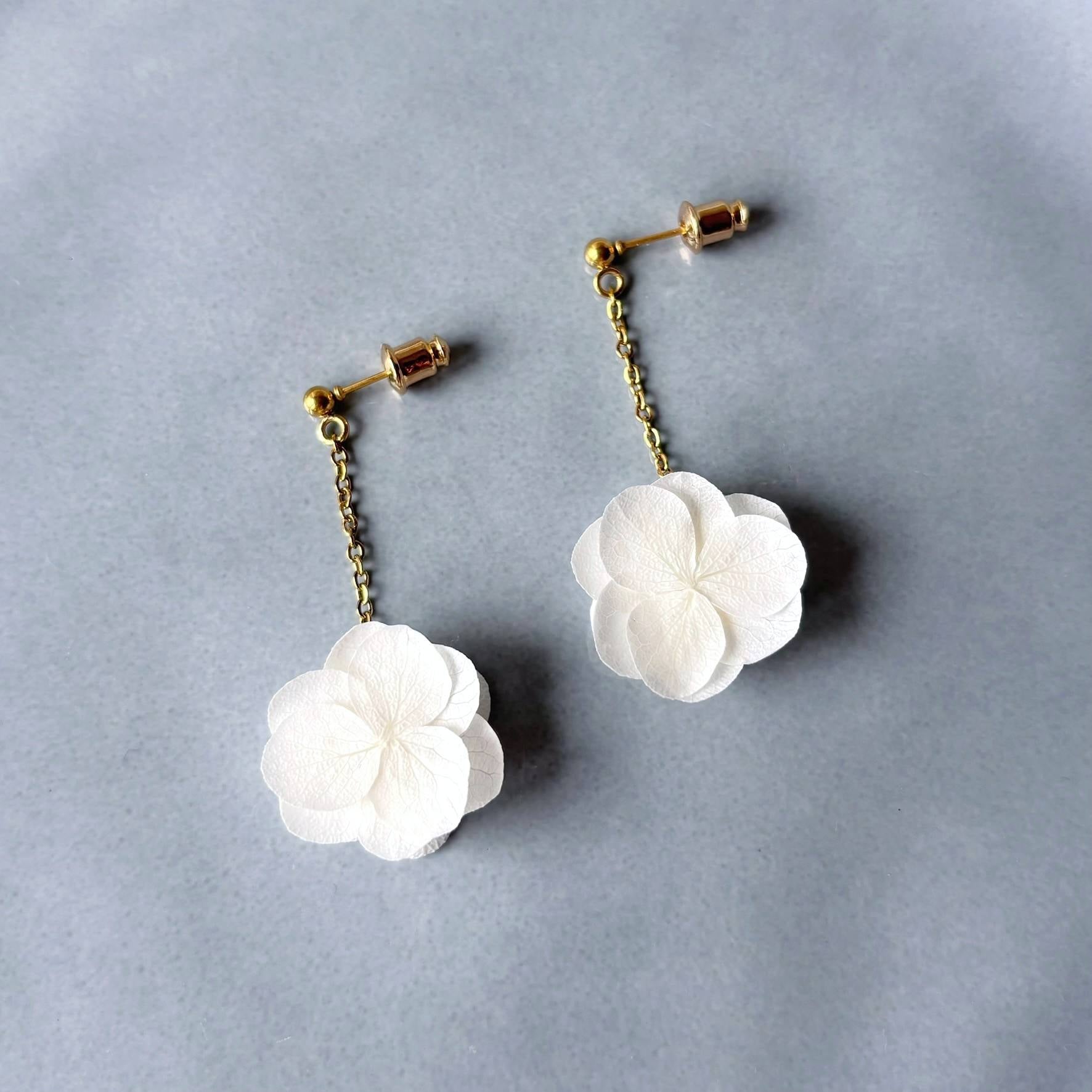 Accessoire unique pour mariage : boucles en pétales d’hortensias blanc crème et chaînette dorée.