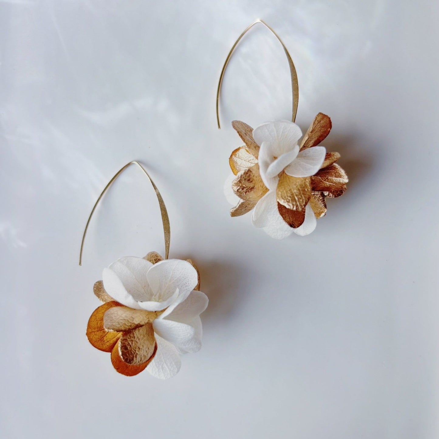 Boucles d’oreilles florales mariage, hortensia stabilisé blanc et doré.