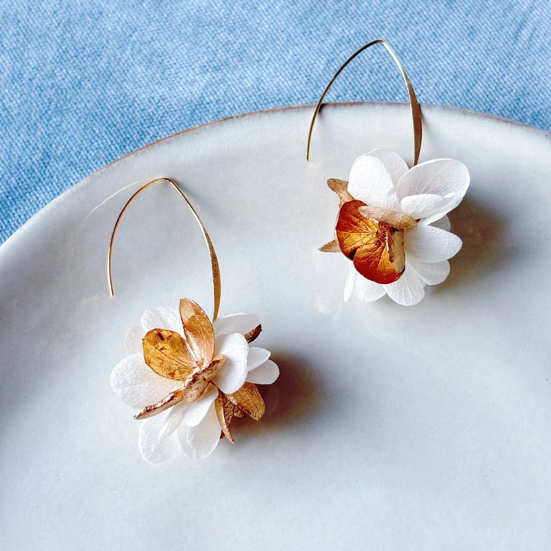 Boucles d’oreilles artisanales Hana&Alice, fleurs stabilisées mariage chic.