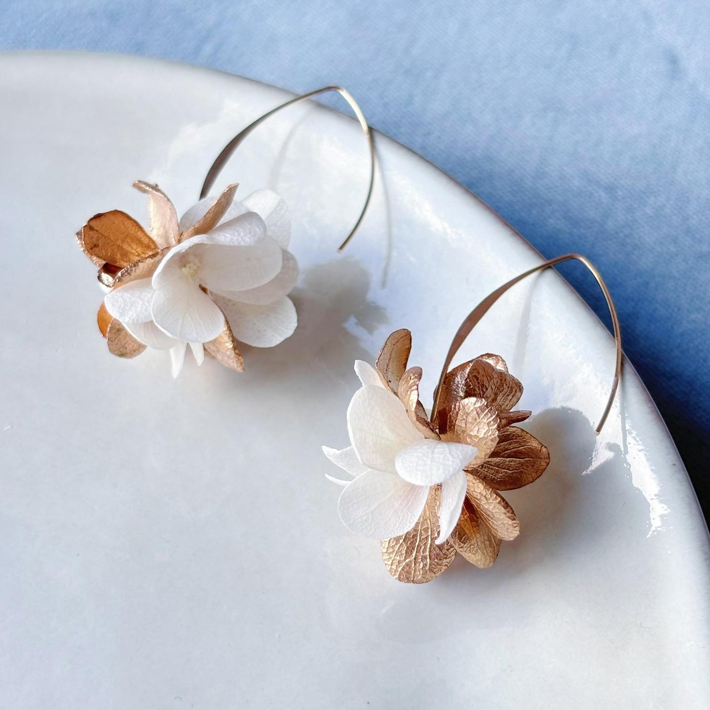 Parure bijoux mariage fleurs blanches et dorées, boucles d’oreilles fait main