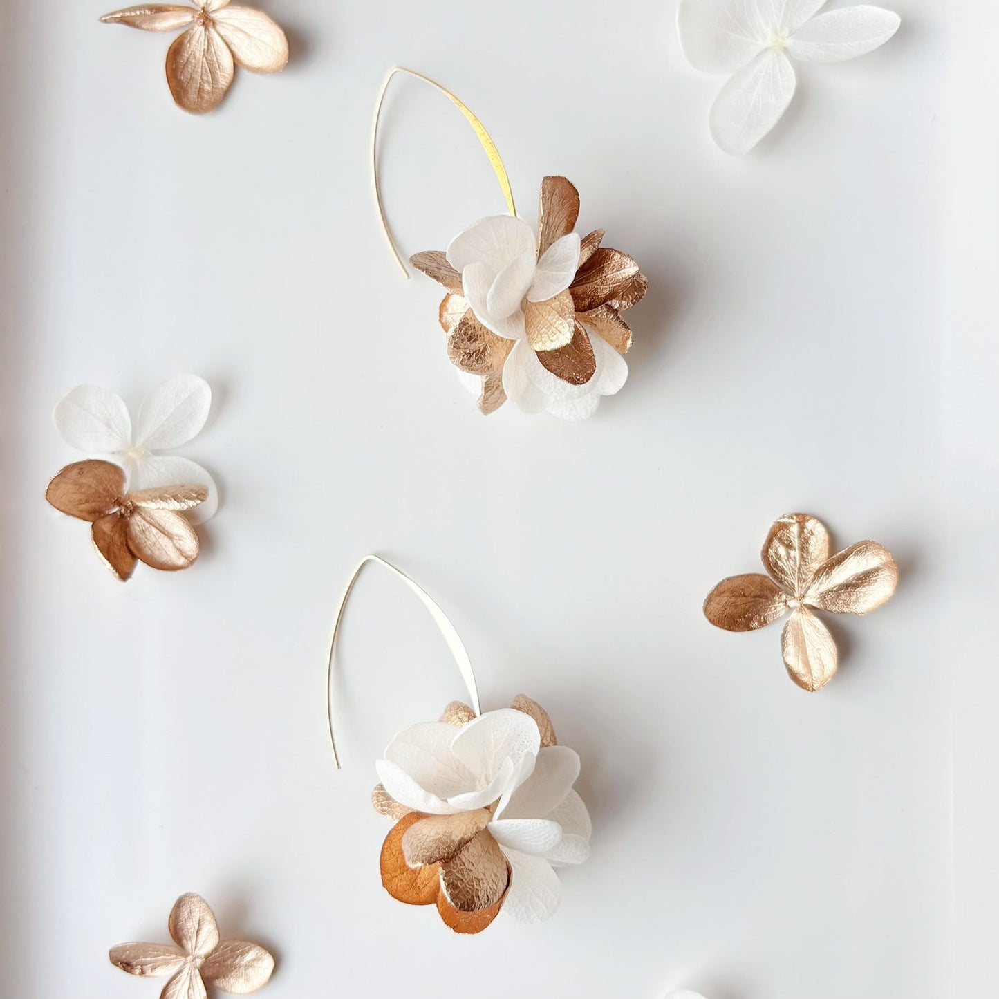 Boucles d’oreilles florales Hana&Alice, bijou mariage fait main chic et intemporel.