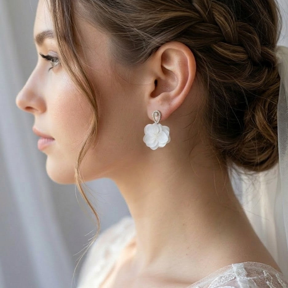 Boucles d’oreilles mariage fait main Hana&Alice – fleurs blanches stabilisées