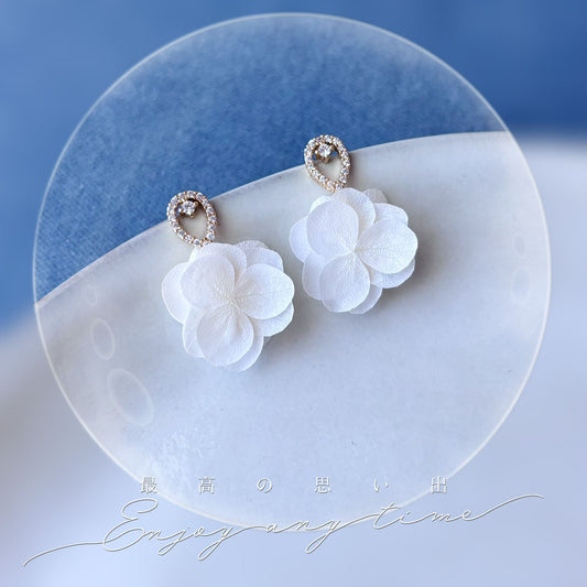 Boucles d’oreilles créoles fleur stabilisée blanche, bijoux mariage bohème chic faits main Hana&Alice
