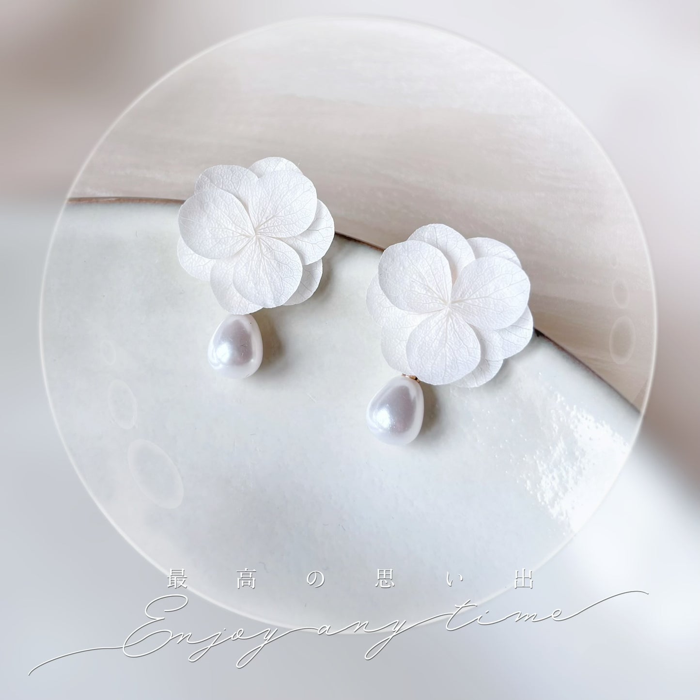 Boucles d’oreilles mariage en fleurs stabilisées et perle – création artisanale Hana&Alice