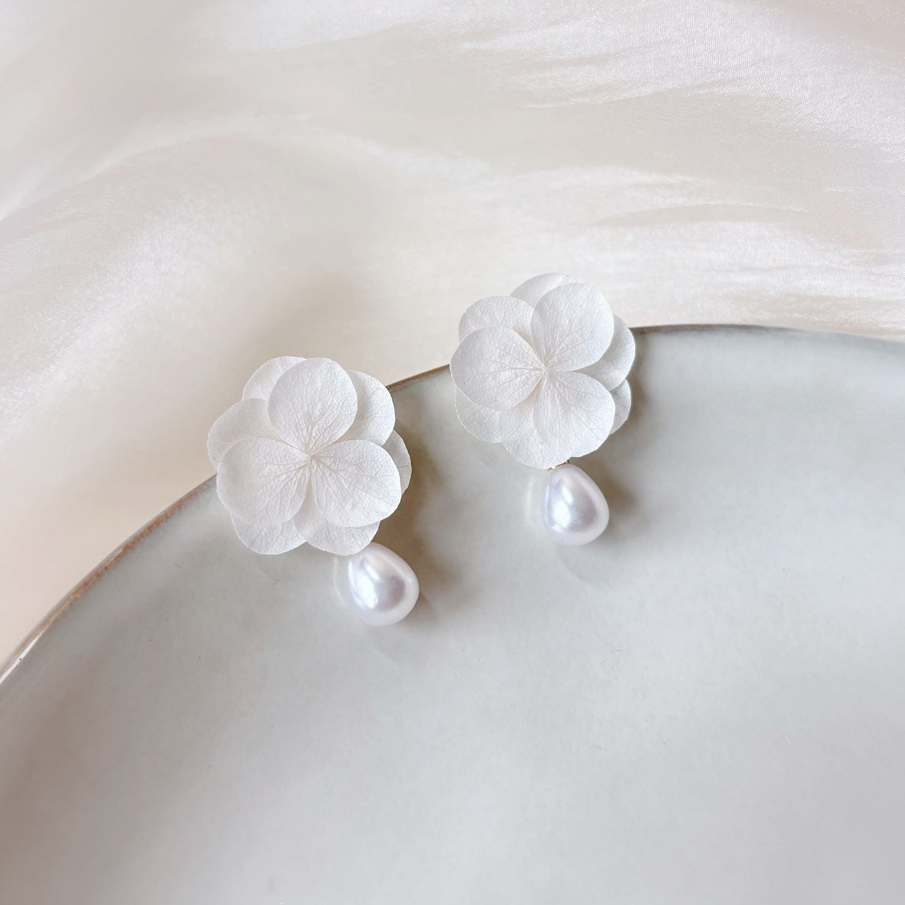 Boucles d’oreilles mariée en véritables pétales d’hortensia blanc avec perle goutte