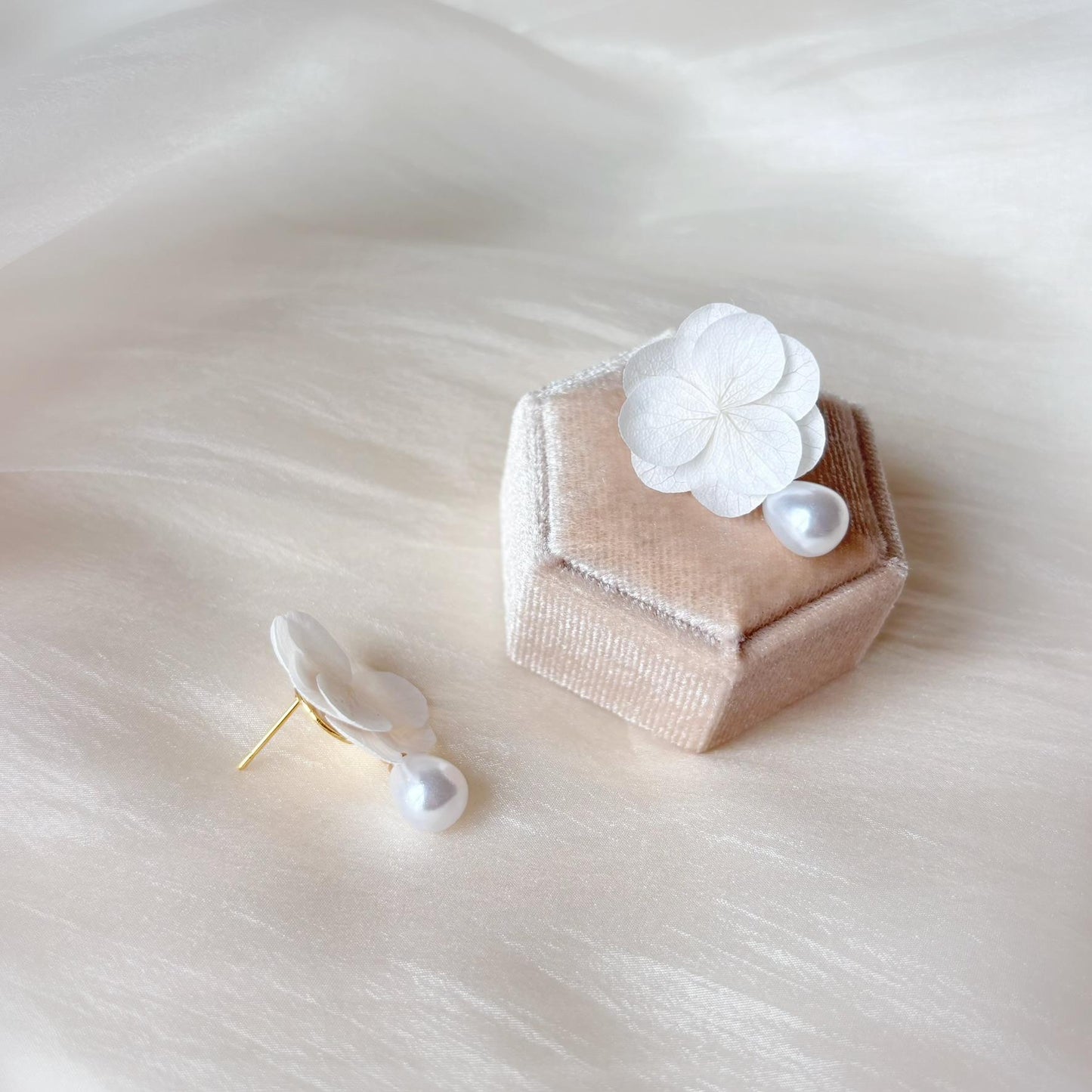 Accessoires mariage fleurs – boucles d’oreilles fait main avec hortensias stabilisés