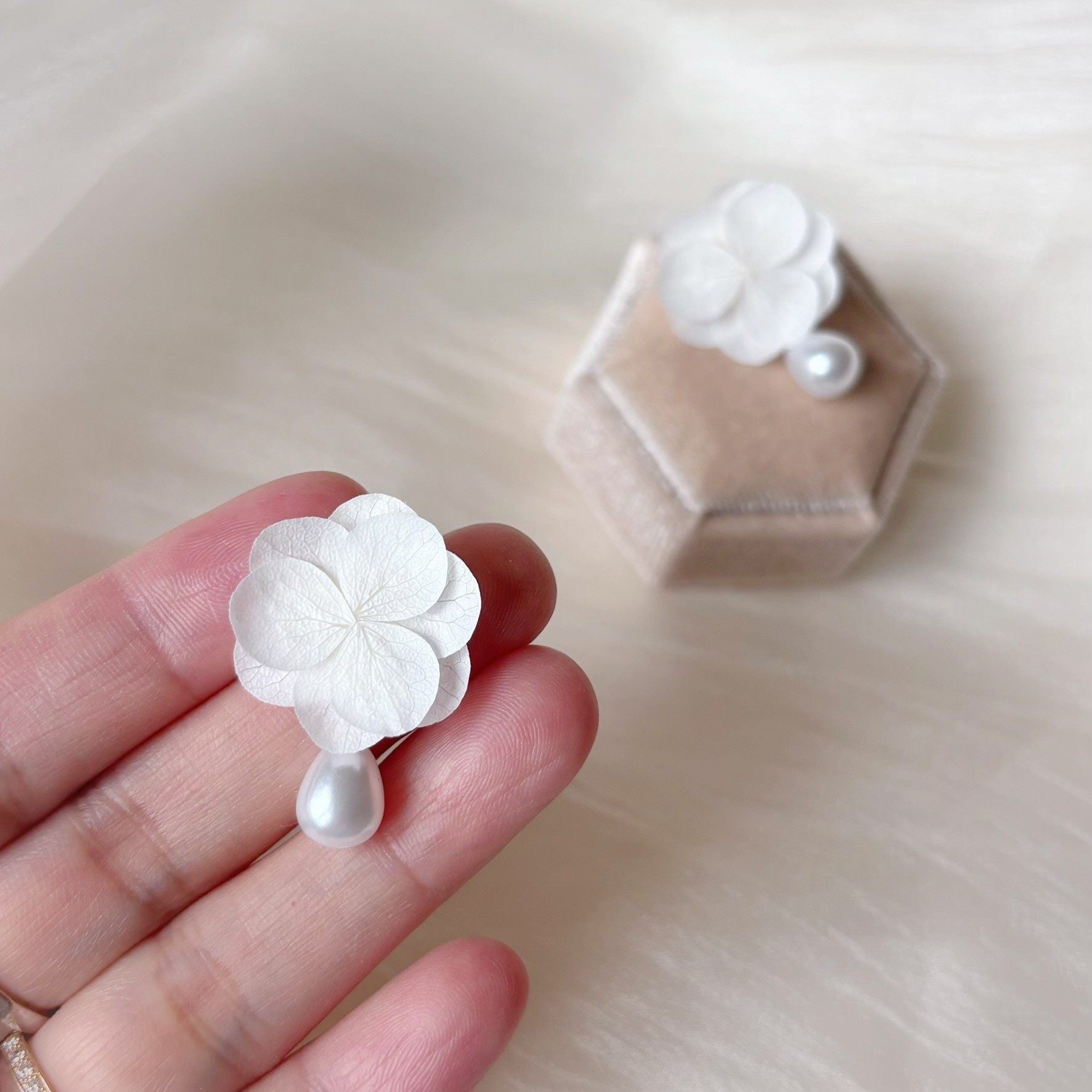 Boucles d’oreilles mariage poétiques en fleurs stabilisées et perle délicate
