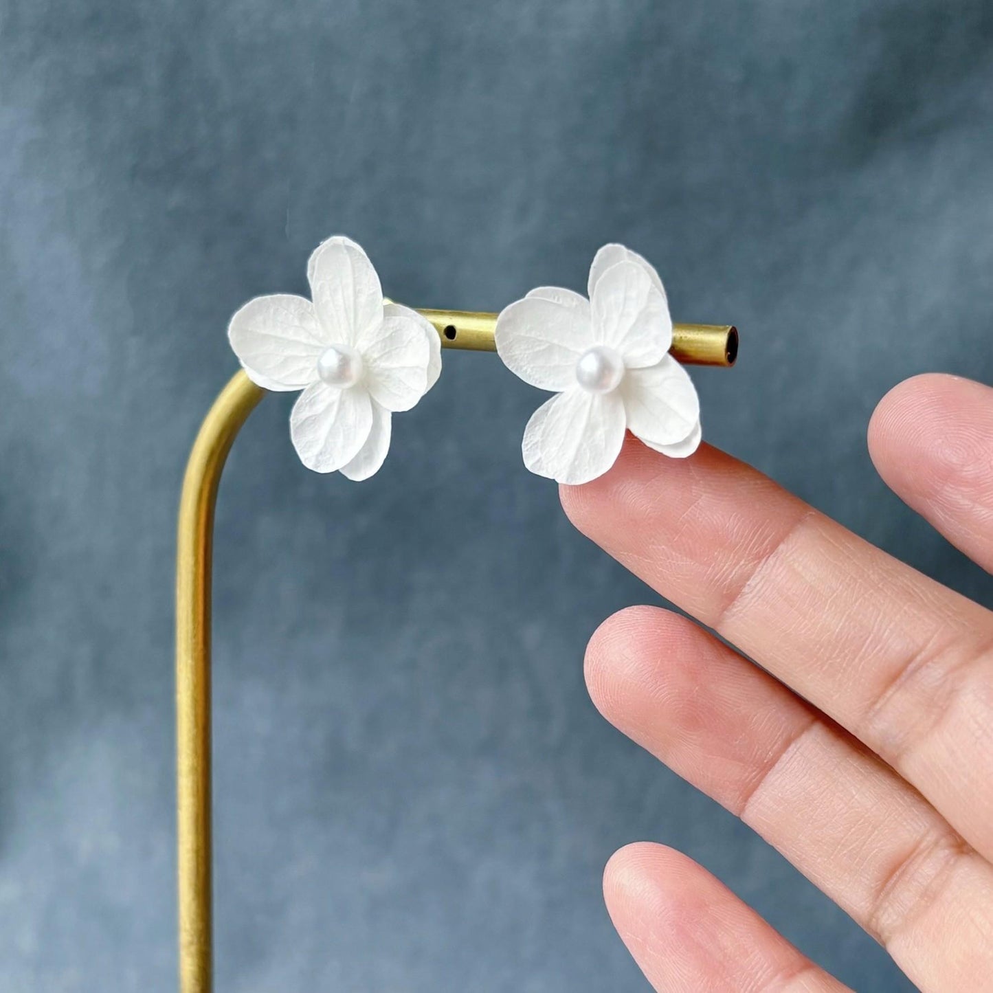Boucles d’oreilles mariage fleurs stabilisées et perle – création artisanale française
