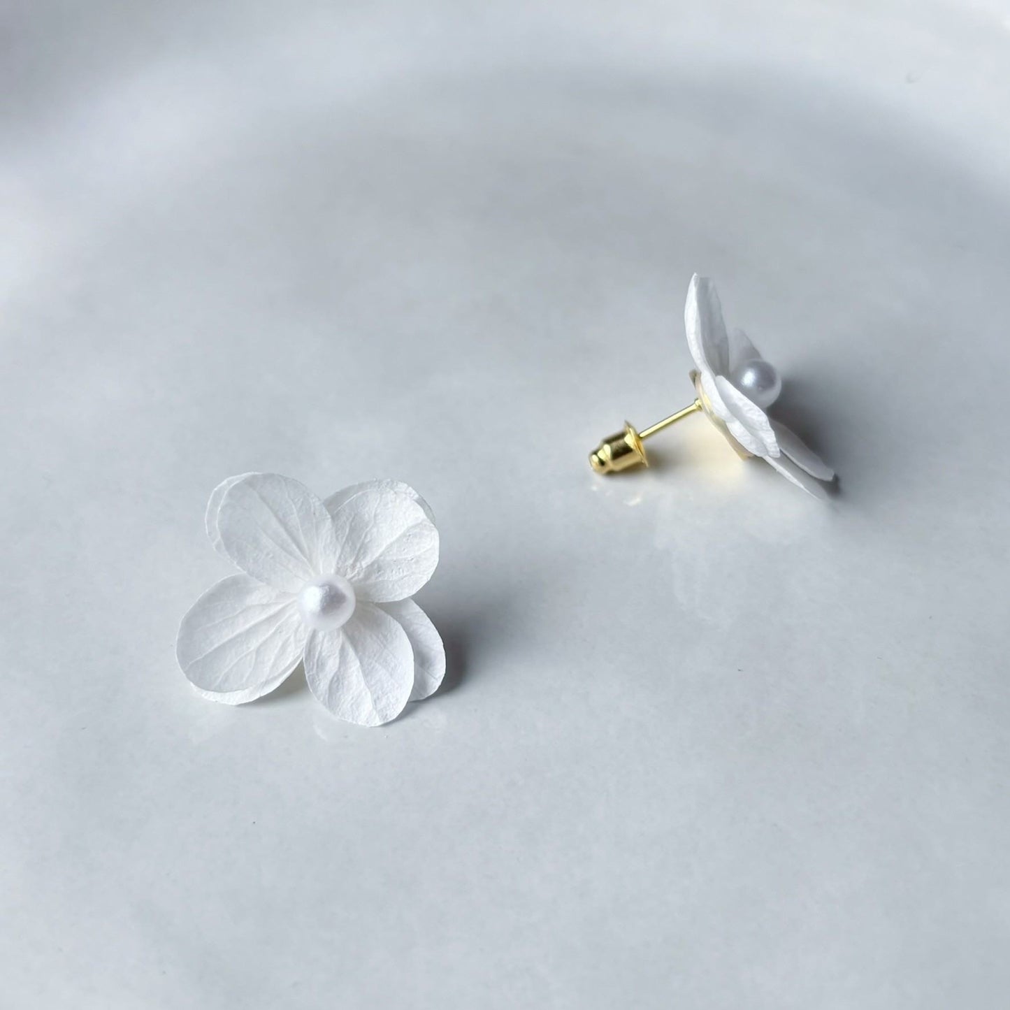 Puces d’oreilles mariage élégantes – hortensias stabilisés blancs et perle