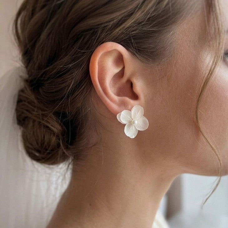 Boucles d’oreilles mariage Hana&Alice en hortensias stabilisés blancs