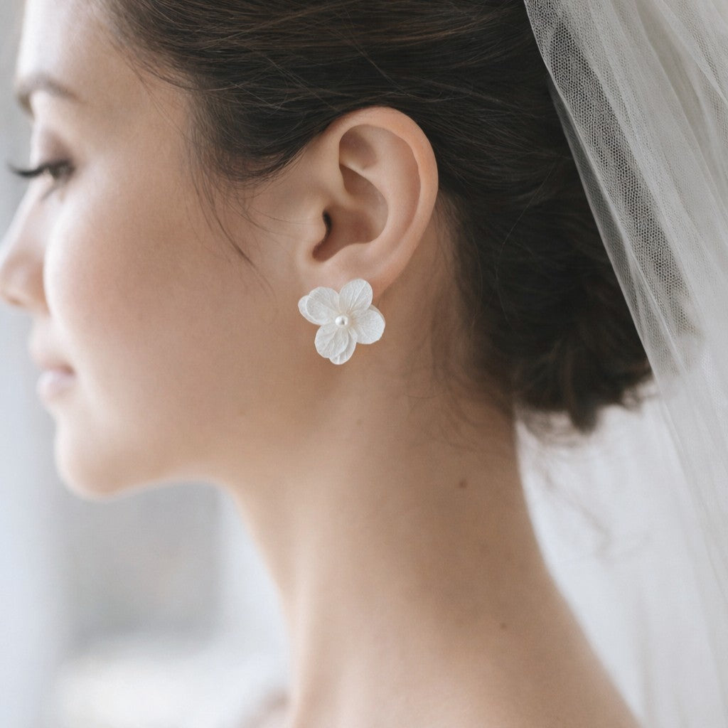 Boucles d’oreilles mariage fleurs stabilisées et perle – création artisanale française