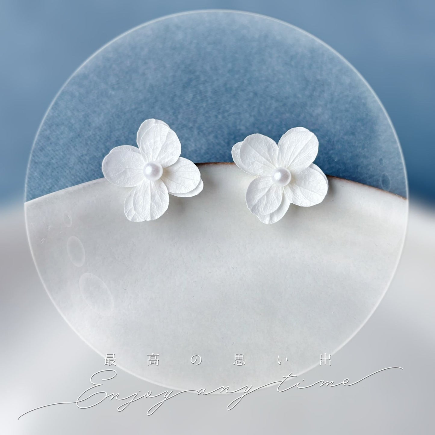 Boucles d’oreilles mariage artisanales – fleurs stabilisées blanches et perle
