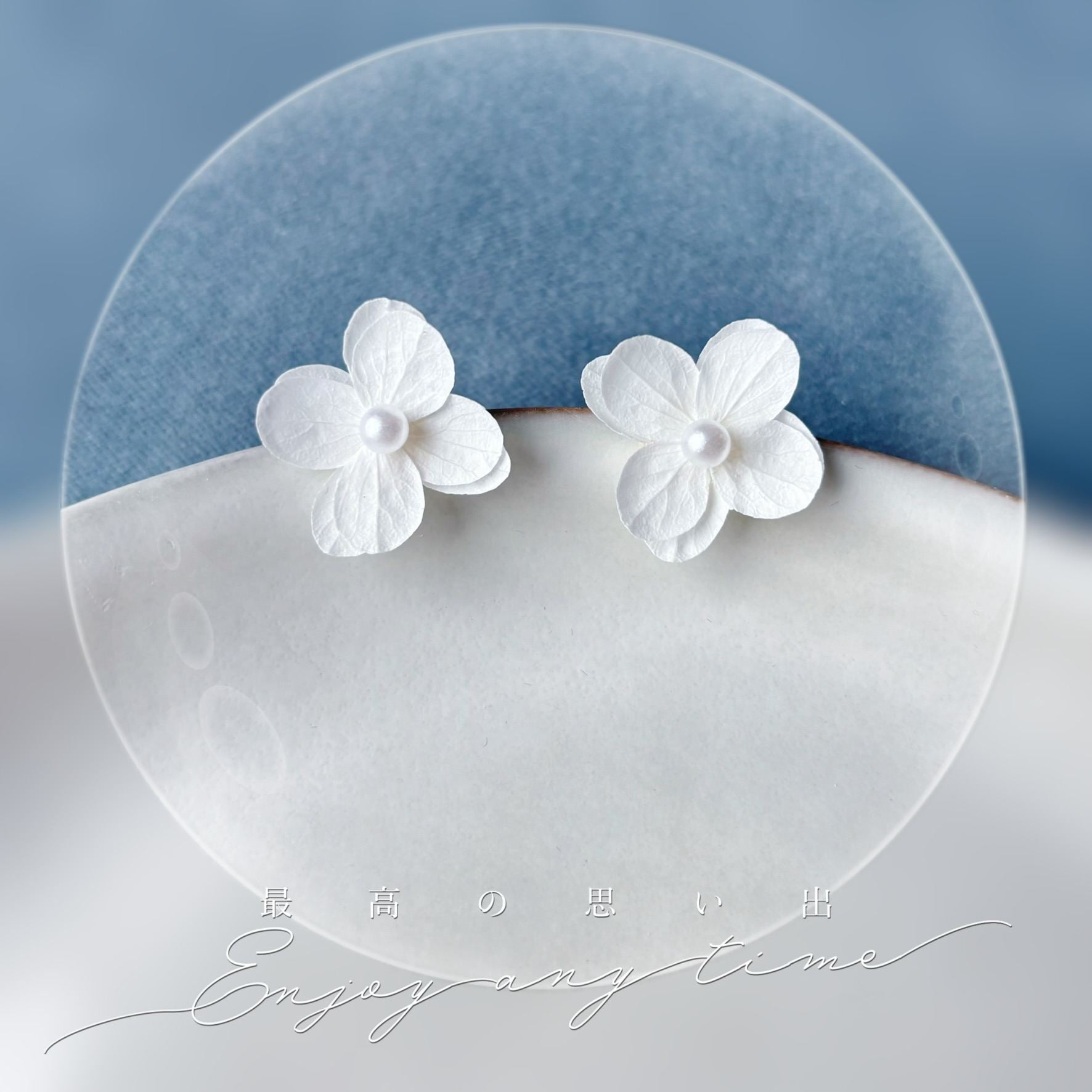 Boucles d’oreilles mariage artisanales – fleurs stabilisées blanches et perle