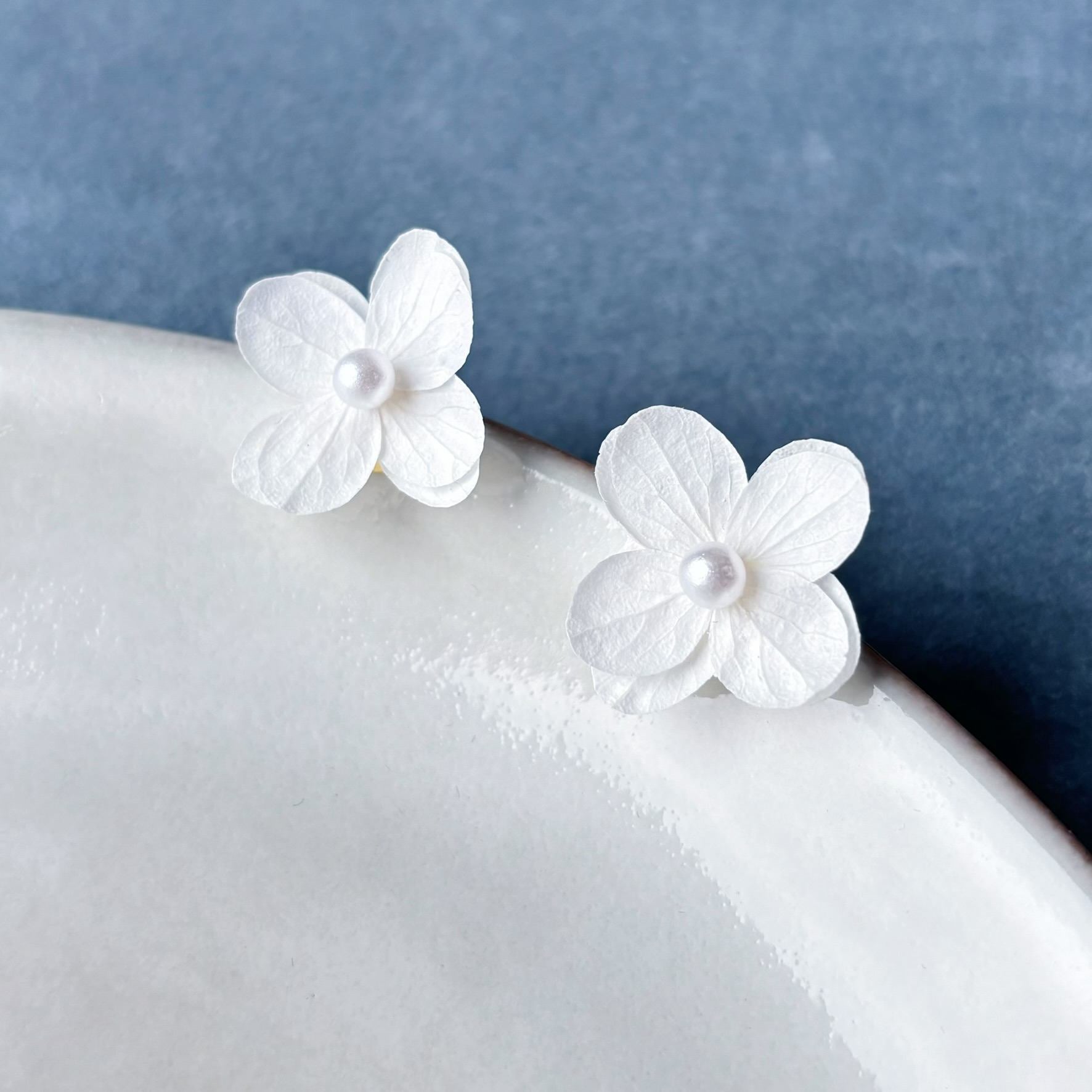 Bijoux mariage floral blanc – boucles d’oreilles en fleurs stabilisées