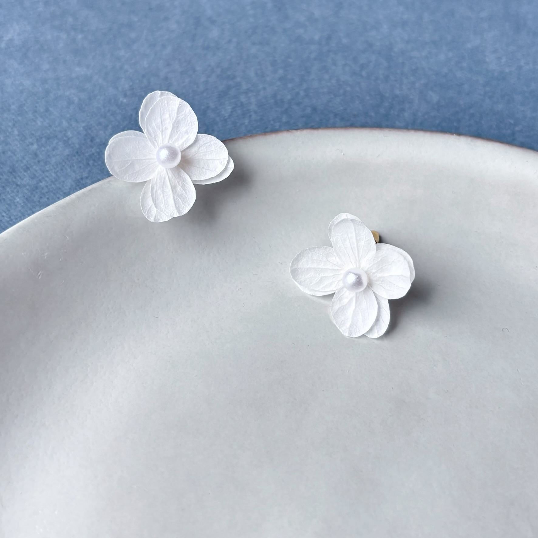 Bijoux mariage Hana&Alice – puces d’oreilles en hortensias stabilisés
