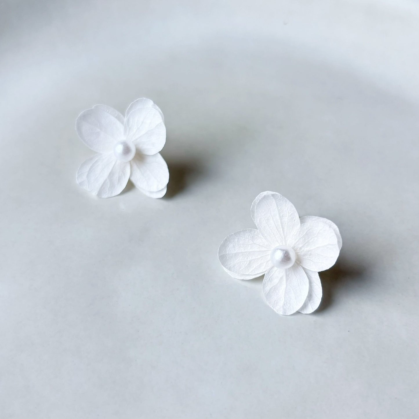 Bijoux mariage blancs avec perle – boucles d’oreilles en hortensias stabilisés